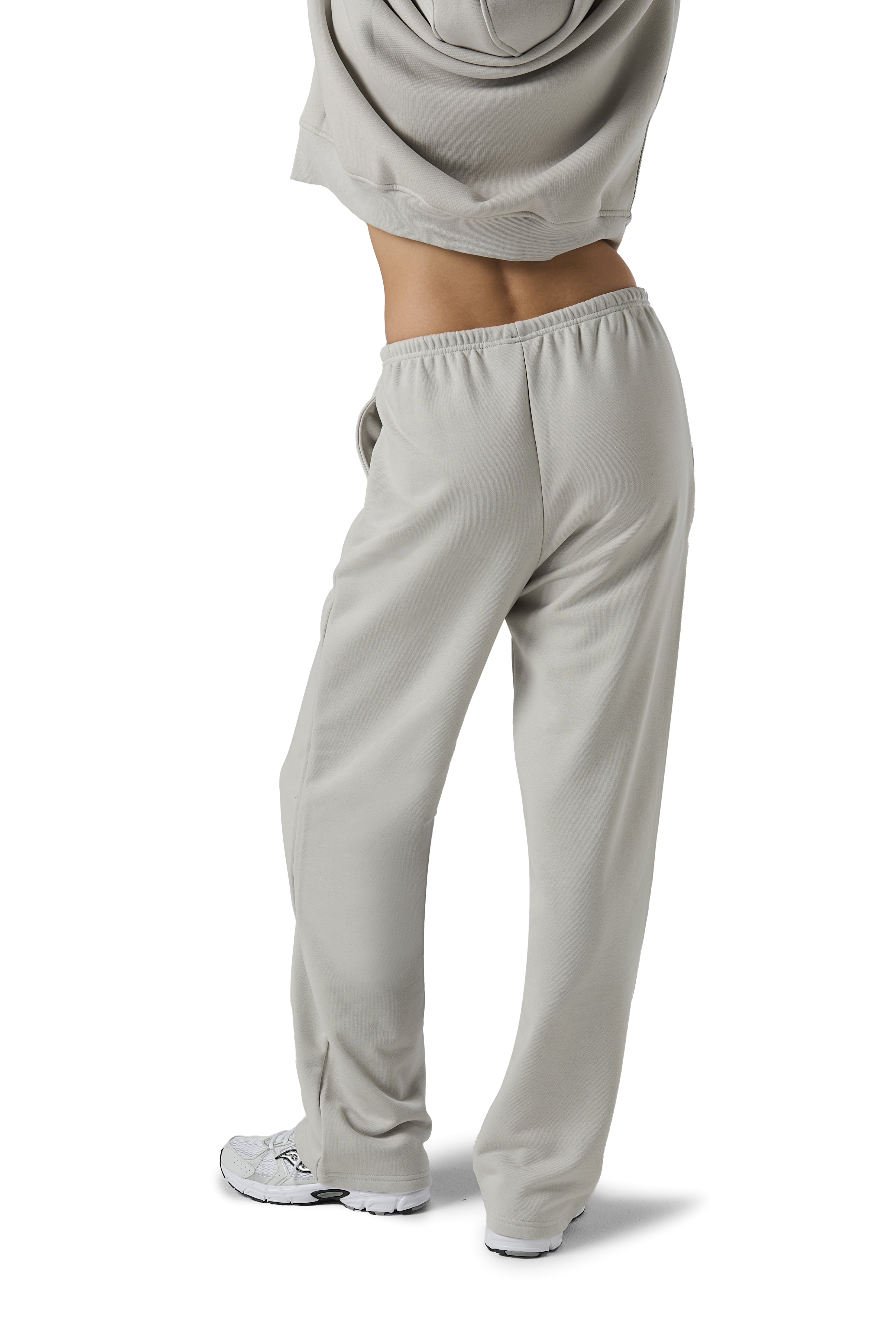 Model Scarlett is 5'8" and wears a size S.